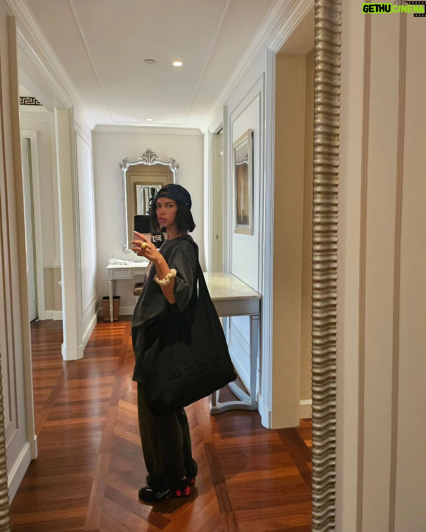 Inna Instagram - Had amazing time in Dubai i'm back home, rehearsing week for the USA/Canada tour @palazzoversacedubai thank you for your warm welcome 😘