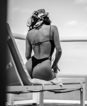 Inna Instagram - Paparazzi everywhere in Miami 😎🤣😘 they got me good 🥵
