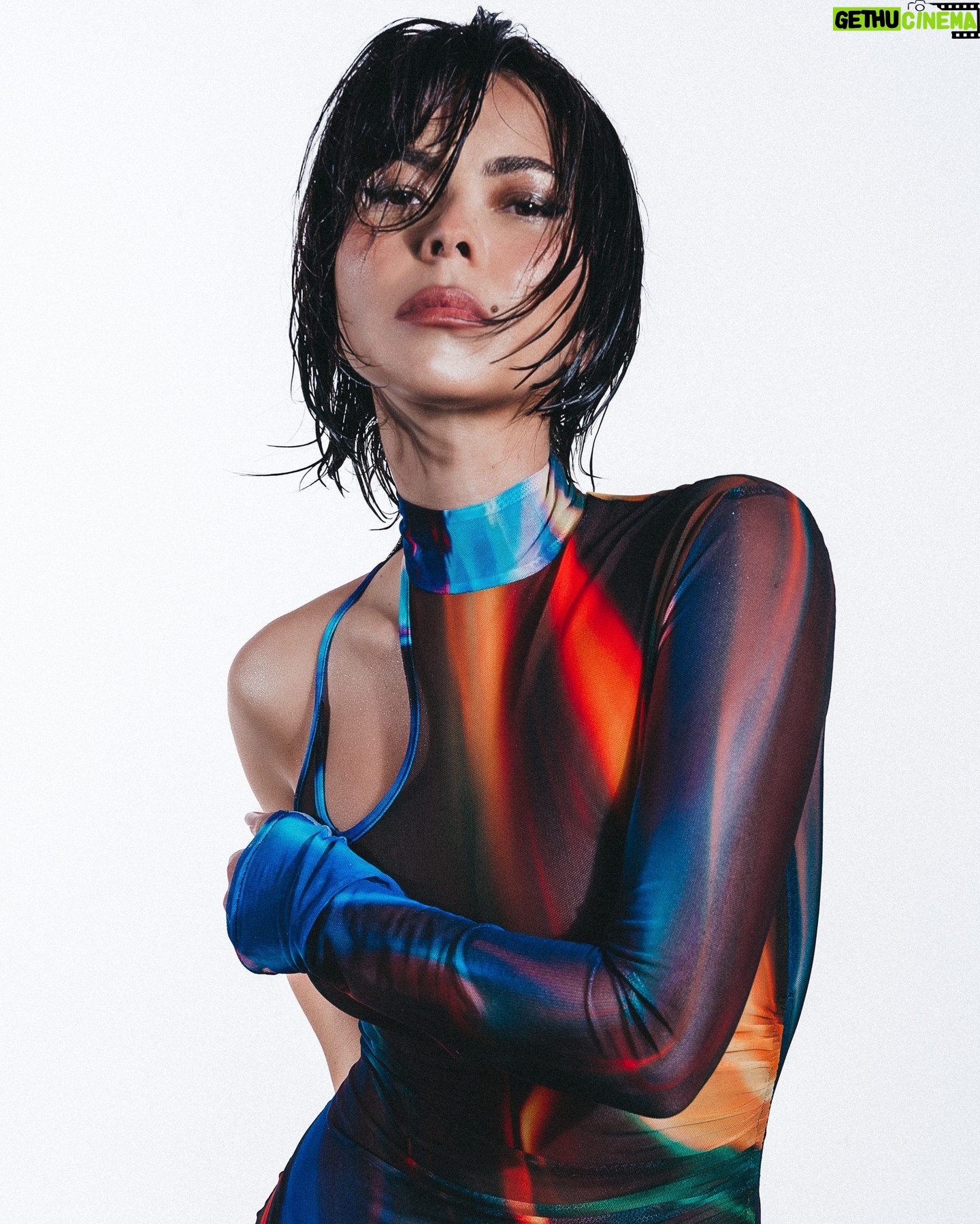 Inna Instagram - Desde el proceso creativo en la creación de su música hasta el lenguaje visual de sus videos musicales y looks, #INNA es una de las artistas del momento que refleja autenticidad en cada uno de sus proyectos. ✨ En exclusiva la cantante nos revela cómo la música, la moda y la belleza se relacionan en su vida. ¡Encuentra la entrevista en nuestro link en bio! 🔗