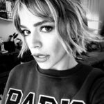 Ipek Karapinar Instagram - Salut💋 Sizce; kuaförde saçımı kestirip eve geldikten sonra”aslında kahkül de fena olmaz” deyip elime makası alıp kesmiş miyimdir? 🤭 @onur.onn affet😅🥂