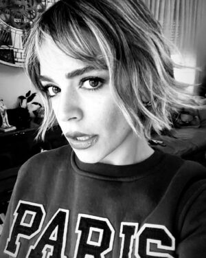 Ipek Karapinar Instagram - Salut💋

Sizce; kuaförde saçımı kestirip eve geldikten sonra”aslında kahkül de fena olmaz” deyip elime makası alıp kesmiş miyimdir? 🤭

@onur.onn affet😅🥂