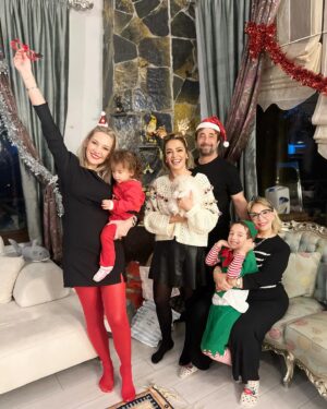 Ipek Karapinar Instagram - Bu sene de yüksek dozda sevgi üretmeye and içeriz❤️✨
2️⃣0️⃣2️⃣4️⃣🥳