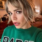 Ipek Karapinar Instagram - Salut💋 Sizce; kuaförde saçımı kestirip eve geldikten sonra”aslında kahkül de fena olmaz” deyip elime makası alıp kesmiş miyimdir? 🤭 @onur.onn affet😅🥂