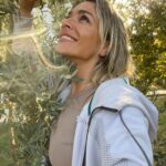 Ipek Karapinar Instagram - Nasıl bir neşe,nasıll bir coşku🫒 İlk hasatımı yapmanın büyülü hisleri… Biraz top çevirme… Kırma işlemi yarın,şimdi sudalar🍸ayhh 🥰 #zeytinağacım Her aşamada emeği geçen sevgili arkadaşlarım @dicle_toroglu ve @burakbibercii Zeytin gibi aziz olun☺️