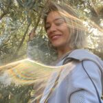 Ipek Karapinar Instagram - Nasıl bir neşe,nasıll bir coşku🫒 İlk hasatımı yapmanın büyülü hisleri… Biraz top çevirme… Kırma işlemi yarın,şimdi sudalar🍸ayhh 🥰 #zeytinağacım Her aşamada emeği geçen sevgili arkadaşlarım @dicle_toroglu ve @burakbibercii Zeytin gibi aziz olun☺️