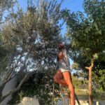 Ipek Karapinar Instagram - Nasıl bir neşe,nasıll bir coşku🫒 İlk hasatımı yapmanın büyülü hisleri… Biraz top çevirme… Kırma işlemi yarın,şimdi sudalar🍸ayhh 🥰 #zeytinağacım Her aşamada emeği geçen sevgili arkadaşlarım @dicle_toroglu ve @burakbibercii Zeytin gibi aziz olun☺️