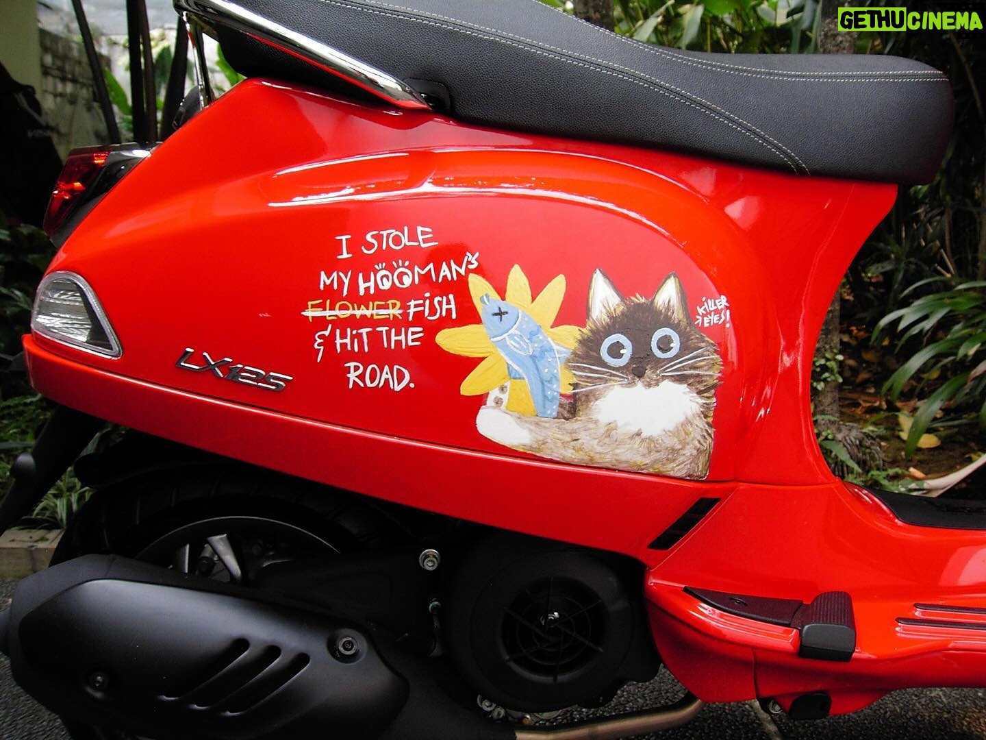 Iqbaal Ramadhan Instagram - Akhirnya ngerasain punya vespa small frame baru.. Lama gak keluar rumah karena siapin album @baale mau ah muter2 selatan Jakarta sebentar bareng sama si Merah. Thank you banyak buat @lun.s yang udah mau gambarin Bolu di vespa oguttt🐱🐟🌻