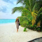 Irina Dubtsova Instagram - Доброе утро ! 🌴☀️🥰 Вы часто спрашиваете меня, почему «всегда» Мальдивы 🇲🇻? Во-первых (!!!) не всегда, а очень часто😅 Во-вторых … #ПАТАМУШТА 🤣 это моё место силы и вдохновения 💙 Такая стихия - Индийский океан ! Ну…, и загар красивый 🤣🤷🏻‍♀️ #отпуск #моимальдивы #хочумогуделаю #вдохновение #maldives