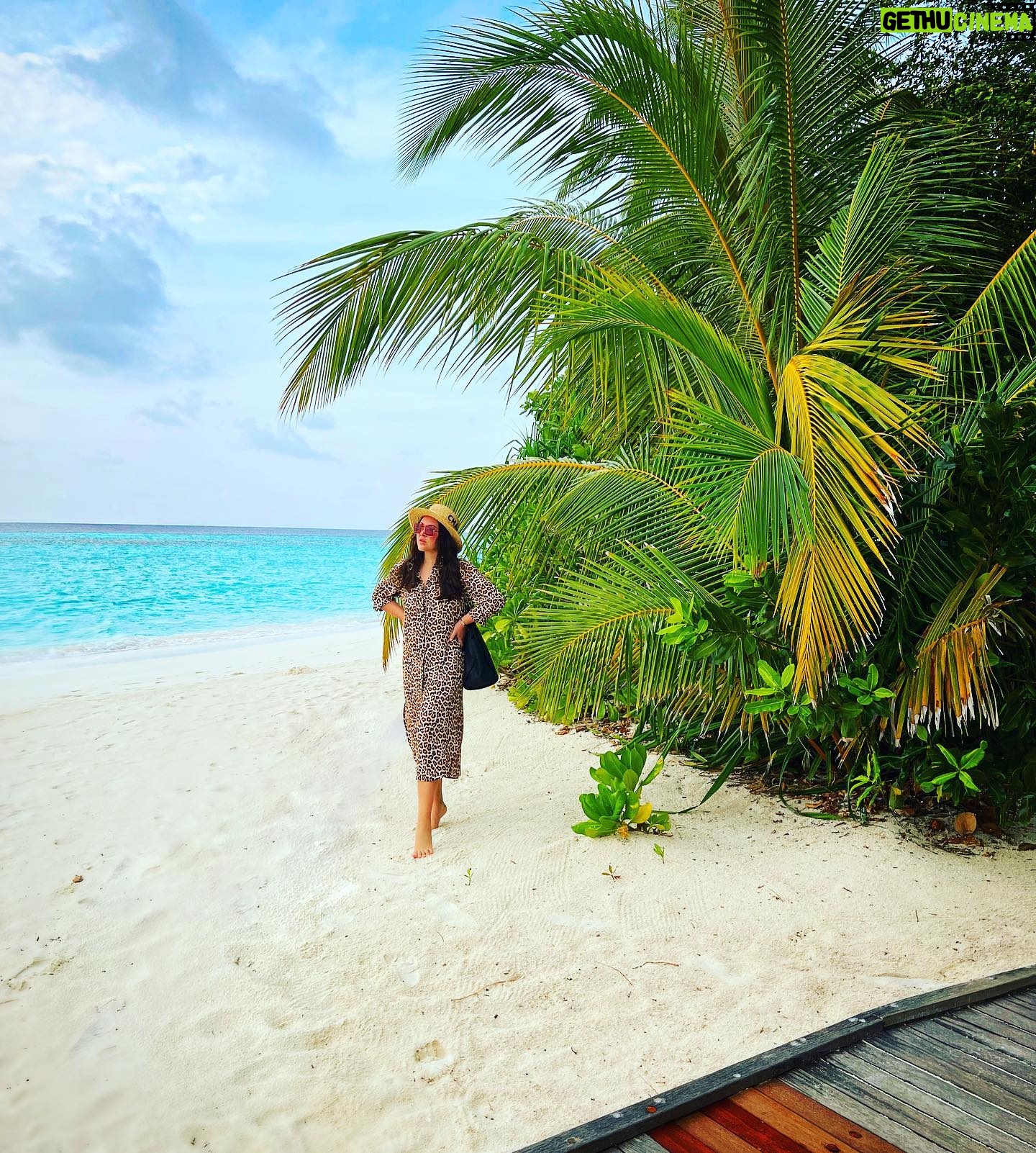 Irina Dubtsova Instagram - Доброе утро ! 🌴☀️🥰 Вы часто спрашиваете меня, почему «всегда» Мальдивы 🇲🇻? Во-первых (!!!) не всегда, а очень часто😅 Во-вторых … #ПАТАМУШТА 🤣 это моё место силы и вдохновения 💙 Такая стихия - Индийский океан ! Ну…, и загар красивый 🤣🤷🏻♀️ #отпуск #моимальдивы #хочумогуделаю #вдохновение #maldives
