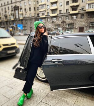 Irina Dubtsova Instagram - «Я хлопнула дверью, я оставила в твоей машине ВСЁ …» #своёсердце #и #сигареты #промокшие #от #слёз 💚💔 #скоро