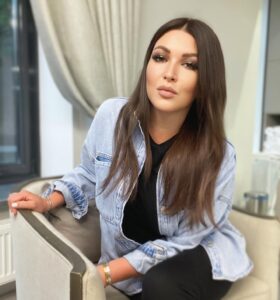 Irina Dubtsova Instagram - Я вернулась ! 🤩🙋🏻‍♀️ Счастью моему нет предела 🤪 Спасибо любимым @rootz_hair_msk за шикарный предыдущий светлый шатуш и за возвращение в любимый шоколад 🥰 #брюнетка #иринадубцова