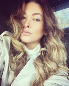 Irina Dubtsova Instagram - В сторис вчера в ваших вопросах 50% было «Почему Вы, Ирина, редко в ленту что-то выкладываете?» 🤦🏻‍♀️😆 Исправляюсь 🤗 Я не живу в Инстаграм. Вчера, говорят, сбой какой-то глобальный был. Но я заметила только из-за того, что не работал WhatsApp. Желаю всем ☀️❤️ и здоровья ! #иринадубцова #весна #скороноваяпесня 🥰