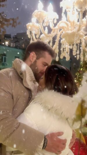 Irina Dubtsova Instagram - 2024 год в России - Год Семьи ! С наступающим, хорошие люди ❄️🎄❤️Просто любите друг друга 😘#сновымгодомхорошиелюди #премьера #иринадубцова