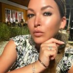Irina Dubtsova Instagram - ❤️ Вы давно просите меня показать татуировку-сердечко 😻 Вот она ) А шикарные браслеты ( я их просто не снимаю 🤩 ) и кольцо - это любимые @epl_diamond 💎 ЭПЛ Якутские Бриллианты не перестают удивлять ! Я с удовольствием приобретаю их ювелирные новинки. А сейчас компания ЭПЛ выпустила линейку уходовой косметики премиум сегмента ( на ужин косметику с собой я не взяла ) Это целый набор из пяти средств направленного пептидного воздействия. Средства обеспечивают омоложение, увлажнение, регенерацию, стимулируют выработку коллагена и эластина в коже, повышают упругость и иммунитет кожи, препятствуют гиперпигментации, что важно на солнышке, улучшают цвет лица 🤩 Бриллианты и красота ! Красота и бриллианты 💎 Что ещё нужно девочкам 🥰 Мечта ! Переходите в профиль @epl_diamond , там вы найдёте все подробности, сертификаты безопасности и состав набора. Будьте красивыми и сверкайте ! #хочумогуделаю #отпуск