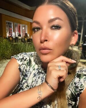 Irina Dubtsova Instagram - ❤️ Вы давно просите меня показать татуировку-сердечко 😻 Вот она ) А шикарные браслеты ( я их просто не снимаю 🤩 ) и кольцо - это любимые @epl_diamond 💎 

ЭПЛ Якутские Бриллианты не перестают удивлять ! 
Я с удовольствием приобретаю их ювелирные новинки. А сейчас компания ЭПЛ выпустила линейку уходовой косметики премиум сегмента ( на ужин косметику с собой я не взяла ) Это целый набор из пяти средств направленного пептидного воздействия. 
Средства обеспечивают омоложение, увлажнение, регенерацию, стимулируют  выработку коллагена и эластина в коже, повышают упругость и иммунитет кожи, препятствуют гиперпигментации, что важно на солнышке, улучшают цвет лица 🤩 Бриллианты и красота ! Красота и бриллианты 💎 Что ещё нужно девочкам 🥰
Мечта ! 
Переходите в профиль @epl_diamond , там вы найдёте все подробности, сертификаты безопасности и состав набора. Будьте красивыми и сверкайте ! 
#хочумогуделаю #отпуск