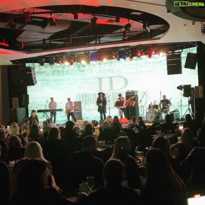 Irina Dubtsova Instagram - Что-то давно не выкладывала концертные видео ) Все бегу, бегу, ниче не успеваю 😅 Спасибо, «Backstage” за аншлаг и вашу любовь ❤️😘😍 #любимаяработа #музыка #хочумогуделаю