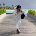 Irina Dubtsova Instagram - Доброе утро ☀️🌴💙 У нас сегодня красиииивооо 🥰 🤩💗 Идём с Маман @natalia__dubtsova на завтрак ☕️🍳🥐🥞🫖🍪🍽 @chernitsyn_official разбудить не получилось 😆 Витусь, ты там спишь и не знаешь ещё, как я твой костюм обожаю 😻🤣🤣🤣 @vitusavi @vitusing_swim_wear 💙