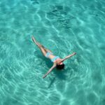 Irina Dubtsova Instagram - Вот так фотографируешься себе и никогда не знаешь, кто попадёт в кадр 🤣🐟🐠Вот такие они #моимальдивы 🌴💙☀️❤️ #отпуск #семья #хочумогуделаю #мальдивы #maldives #hardrockhotelmaldives А шикарный купальник @vitusavi @vitusing_swim_wear 🤩💙 #love