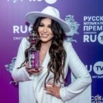 Irina Dubtsova Instagram - Огромное спасибо всем, кто болел за меня 🤩 «Лучшая певица» от @ru_tv - это почётная и долгожданная награда 🥇 Я ВАС ЛЮБЛЮ ! Спасибо за ваши голоса, вашу любовь и поддержку ! Мы вместе это сделали 🥰🥰🥰 Аааааааааааааа ! 😅😅😅🤪🤪🤪 #премиярутв #лучшаяпевица #иринадубцова Стилист @alenashamaeva 👗