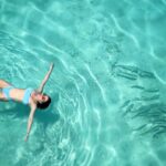 Irina Dubtsova Instagram - Вот так фотографируешься себе и никогда не знаешь, кто попадёт в кадр 🤣🐟🐠Вот такие они #моимальдивы 🌴💙☀️❤️ #отпуск #семья #хочумогуделаю #мальдивы #maldives #hardrockhotelmaldives А шикарный купальник @vitusavi @vitusing_swim_wear 🤩💙 #love