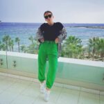 Irina Dubtsova Instagram - Я и море. Я и пальмы. Я и балкон. Я и ветер. Я и Кипр. Я и зелёный💚 Я и гастроли #любимаяработа #хочумогуделаю 👈🏼 этот #мойхэштегукралкакойторекламщикииспользовалеговрекламекремаотболивсуставах 🤷🏻‍♀️ #мненежалко #нокакнестыдно 😆 #меняцитируют 🤣
