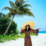 Irina Dubtsova Instagram - Шляпа призвала погоду ! 🤣🌴😅 Наслаждайтесь ! 💙#хочумогуделаю 🤗🌴🌺