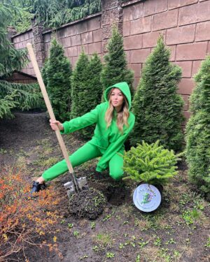 Irina Dubtsova Instagram - Пока лежала под солнышком, вспомнила, что год назад отпуск казался чем-то фантастическим. Но в тотальном карантине тоже были свои плюсы -  мы с сыном очень много времени проводили вместе. Моя мама, Тёмина бабушка, рассказывала военные истории о Сталинградской битве, которую пережили её мама, папа, бабушки и дедушки. Артёму, да и мне, было интересно слушать, он искренне пытался вникнуть и понять, как жилось его прабабушкам и прадедушкам, которые прошли войну. В этом году я решила поддержать его интерес и заодно заложить новую семейную традицию.
Мы присоединились к акции #СадПамятиДома и до того, как уехали в отпуск к пальмам, высадили эту пихту в память о наших родственниках, которые прошли всю войну. Однажды мой сын расскажет эти истории своим детям. 
Присоединяйтесь к акции и вы ! Высаживайте деревья всей семьей, передавайте  историю своего рода детям , чтобы никто не был забыт!
#СадПамяти #СадПамятиДома