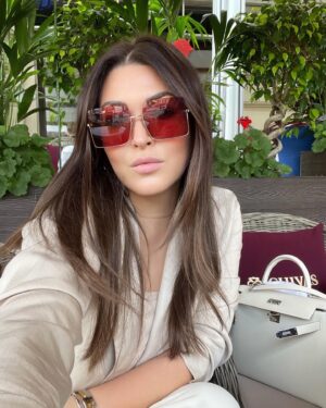 Irina Dubtsova Instagram - 1.Счастливый человек, который обедает на веранде 🙋🏻‍♀️ 
2. Озадаченный получением QR-кода, недавно переболевший 🤦🏻‍♀️ 
3. Я ИЗМЕНИЛА ТЕКСТ, ИНТЕРЕСНО, кто-то ЗАМЕТИТ ??? 🤣 И где теперь моя «АГИТАЦИЯ ЗА ДЕНЬГИ» ? Я такой же человек, как и вы все. Я НЕ ЗНАЮ, как быть с прививкой переболевшему человеку. Хочу получить адекватный ответ 🙋🏻‍♀️🙋🏻‍♀️🙋🏻‍♀️
Я хочу жить обычной жизнью, работать, обеспечивать работой свой коллектив, содержать свою семью, путешествовать, обнимать друзей при встрече  и ничего не бояться 🙏🏼 Будьте, пожалуйста, благоразумны, ответственны и добры к окружающим. А ещё -  будьте здоровы 🙏🏼❤️