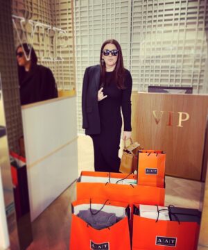 Irina Dubtsova Instagram - Любить себя необходимо ! Баловать, жалеть, давать себе отдых 🙏🏼❤️ Я так устала за последние пару месяцев, что это сказалось на самочувствии (( Быть «головой» всего, что происходит в твоей обычной жизни и в работе - очень сложно морально и физически. Я в Питере не сделала ни одной фотографии, потому что встречалась с друзьями, спала, рисовала, гуляла, даже на городском автобусе  прокатилась🤣 Должна была улететь во Францию, но … передумала, потому что было всего три выходных 🤷🏻‍♀️ Мои девочки дружно твердили мне, что шопинг - лучшее восстановление 🤣 Фиг его знает 😅 Может, для души - да , а в душе у меня как раз всё хорошо❤️ Любите себя, повторюсь, балуйте, жалейте и давайте отдых 🙏🏼😻 Заранее отвечу тем, кто будет писать в комментариях , мол, музеи, достопримечательности и тд, Я ВЕЗДЕ БЫЛА 1000 раз, не переживайте за мой культурный досуг, мои дорогие ☺️