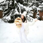 Irina Dubtsova Instagram - Обожаю зиму ! Обожаю снег ! ❄️ Зима для меня - это всегда детство ☺️❄️❤️ Пончик, кажется, не в восторге 🤣 #дома #зима #класс