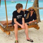 Irina Dubtsova Instagram - Все дети любят качельки 🤣 Качельки в карусельке 🤩 @movenpickkuredhivarumaldives ❤️🌴☀️ - какой красивый и уютный отель 🤪И погодка, кажется, налаживается ! #movenpickkuredhivarumaldives #makingmoments #хочумогуделаю #сын @chernitsyn_official ❤️🥰😘 #отпуск #семья #любимыелюди