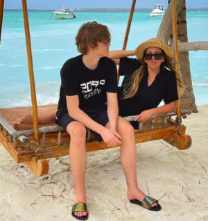 Irina Dubtsova Instagram - Все дети любят качельки 🤣 Качельки в карусельке 🤩 @movenpickkuredhivarumaldives ❤️🌴☀️ - какой красивый и уютный отель 🤪И погодка, кажется,  налаживается !  #movenpickkuredhivarumaldives #makingmoments #хочумогуделаю #сын @chernitsyn_official ❤️🥰😘 #отпуск #семья #любимыелюди