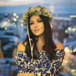 Irina Dubtsova Instagram - Сегодня я выступала на празднике, посвящённом Дню Воронежского поля🇷🇺🇷🇺🇷🇺 🌾🌾🌾 Мне подарили комбайн, кстати ) Мини, конечно, но надо же с чего-то начинать большой аграрный бизнес 😅 Венок прямо с Воронежского поля от поклонницы ❤️☺️👏🏼 #любимаяработа #широкастранамояродная #россия #воронеж #хочумогуделаю ❤️