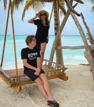 Irina Dubtsova Instagram - Все дети любят качельки 🤣 Качельки в карусельке 🤩 @movenpickkuredhivarumaldives ❤️🌴☀️ - какой красивый и уютный отель 🤪И погодка, кажется,  налаживается !  #movenpickkuredhivarumaldives #makingmoments #хочумогуделаю #сын @chernitsyn_official ❤️🥰😘 #отпуск #семья #любимыелюди