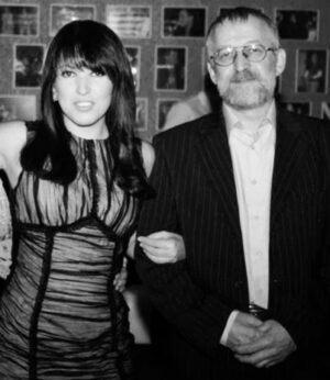Irina Dubtsova Instagram - С днём рождения, Папа… 🙏🏼❤️

Виктор Викторович Дубцов 💔 4.12.1950-4.12.2011

«Одиннадцать лет,
Как один миг …
Я помню, как ты уходил
В снег …
Как мимо шёл, за угол
Завернул … 
И больше тебя не вернули 
Мне …
Но Бога я не виню,
Нет … 
За этот твой 
Слишком короткий век …
Полвека, точней, 
И одиннадцать лет … 
Люблю тебя, но разлюбила 
Снег …»
