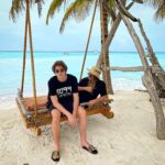 Irina Dubtsova Instagram - Все дети любят качельки 🤣 Качельки в карусельке 🤩 @movenpickkuredhivarumaldives ❤️🌴☀️ - какой красивый и уютный отель 🤪И погодка, кажется, налаживается ! #movenpickkuredhivarumaldives #makingmoments #хочумогуделаю #сын @chernitsyn_official ❤️🥰😘 #отпуск #семья #любимыелюди