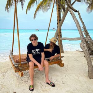 Irina Dubtsova Instagram - Все дети любят качельки 🤣 Качельки в карусельке 🤩 @movenpickkuredhivarumaldives ❤️🌴☀️ - какой красивый и уютный отель 🤪И погодка, кажется,  налаживается !  #movenpickkuredhivarumaldives #makingmoments #хочумогуделаю #сын @chernitsyn_official ❤️🥰😘 #отпуск #семья #любимыелюди