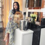 Irina Dubtsova Instagram - Сколько воды вы пьёте в день ? Я очень стараюсь хотя бы 1,5-2 литра😅 Теперь пить воду мне не только вкусно, но и эстетически приятно 😍 @sibolle_russia 💙 - это альпийская родниковая вода из источника Сайзенштайн (Австрия) 🏔 Бутыль современного дизайна ( красотаааа ☺️) из нержавеющей стали - прекрасная альтернатива пластику, заполонившему нашу планету ! Пейте с удовольствием, пользой для здоровья и берегите природу ! #хочумогуделаю #пейтеводу 💙