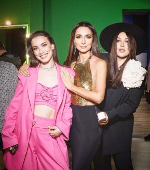 Irina Dubtsova Instagram - 20 лет «Фабрике звёзд» 🤩❤️ Какой же это шикарный старт для талантливой молодежи ! Не понимаю тех, кто стесняется «фабричного» статуса 🤷🏻‍♀️ ( а таких немало ) 
Путешествуя во времени, пошла бы снова, не раздумывая )) А сейчас стала бы продюсером и автором песен для молодых фабрикантов ! Хотели бы возобновления проекта в привычном формате ? 😅 #фабриказвёзд #20лет #иринадубцова