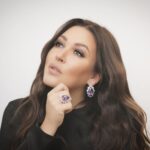Irina Dubtsova Instagram - Пост довольной девочки 🥰 Говорят, аметист - камень искренности и честности, именно аметисты придают душе покой и внутреннее умиротворение. А ещё это мой камень по гороскопу 😍 Возможно, поэтому, оказавшись в салоне @maxim_demidov_official , я выбрала комплект с аметистами и бриллиантами, и теперь ювелирные украшения радуют не только своей красотой, но и волшебно действуют на моё душевное равновесие. А вы верите в магические свойства драгоценных камней ? 💎💎💎 Дорогие мужчины ! Скоро Новый год 🥰🎄❤️ #аметист #бриллианты #хочумогуделаю