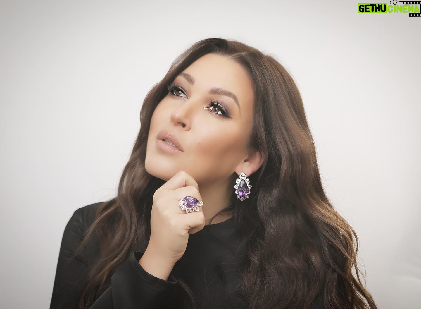 Irina Dubtsova Instagram - Пост довольной девочки 🥰 Говорят, аметист - камень искренности и честности, именно аметисты придают душе покой и внутреннее умиротворение. А ещё это мой камень по гороскопу 😍 Возможно, поэтому, оказавшись в салоне @maxim_demidov_official , я выбрала комплект с аметистами и бриллиантами, и теперь ювелирные украшения радуют не только своей красотой, но и волшебно действуют на моё душевное равновесие. А вы верите в магические свойства драгоценных камней ? 💎💎💎 Дорогие мужчины ! Скоро Новый год 🥰🎄❤️ #аметист #бриллианты #хочумогуделаю