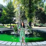 Irina Dubtsova Instagram - Дворец Долмабахче 💚 Внутри мне было неуютно… Прям мороз по коже ( при дикой духоте ) , а вот в садах нормально 🤣 Но роскошь, конечно, в каждой детали ! Смотрите сторис 🤩 #стамбул #долмабахче #отпуск #хочумогуделаю 😎