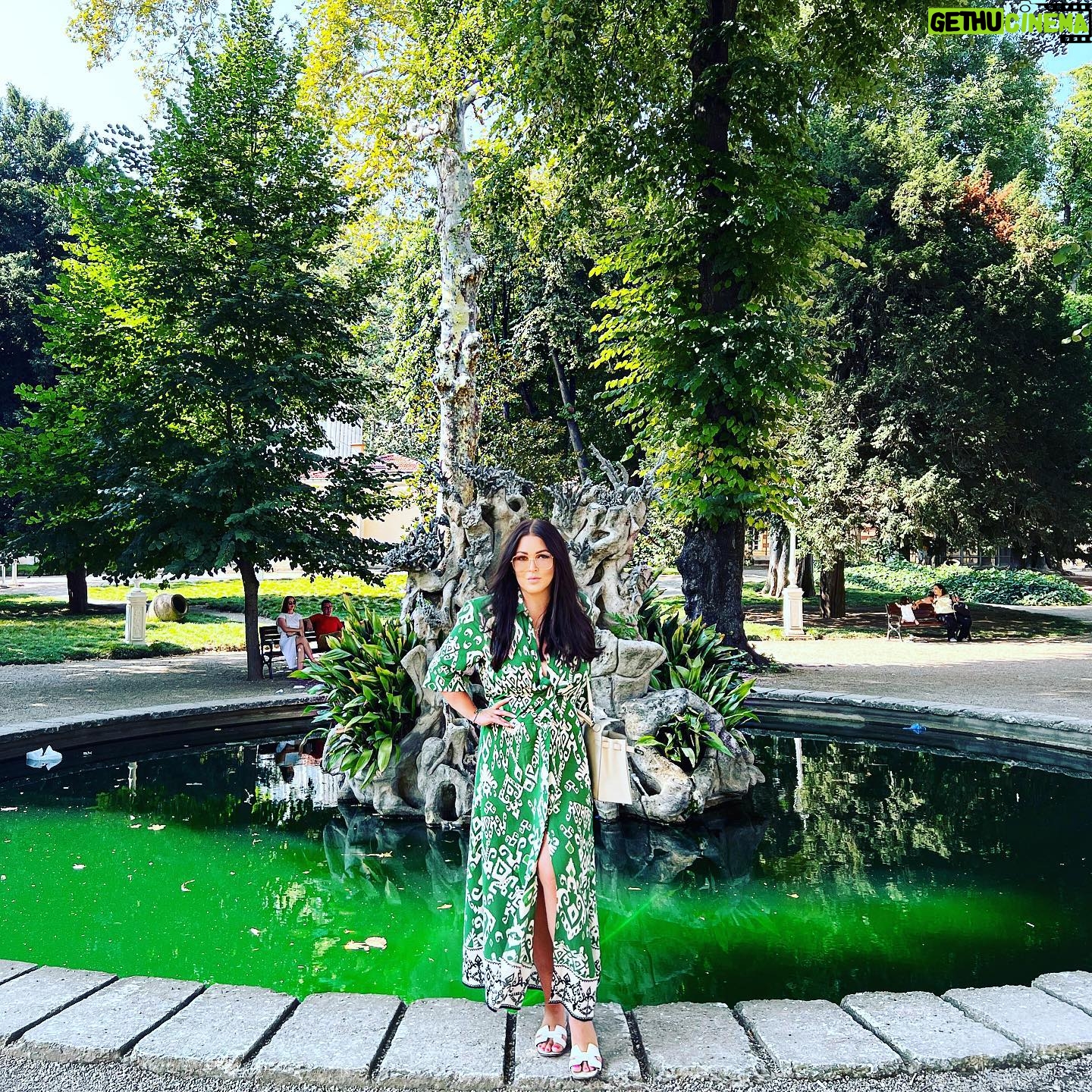 Irina Dubtsova Instagram - Дворец Долмабахче 💚 Внутри мне было неуютно… Прям мороз по коже ( при дикой духоте ) , а вот в садах нормально 🤣 Но роскошь, конечно, в каждой детали ! Смотрите сторис 🤩 #стамбул #долмабахче #отпуск #хочумогуделаю 😎