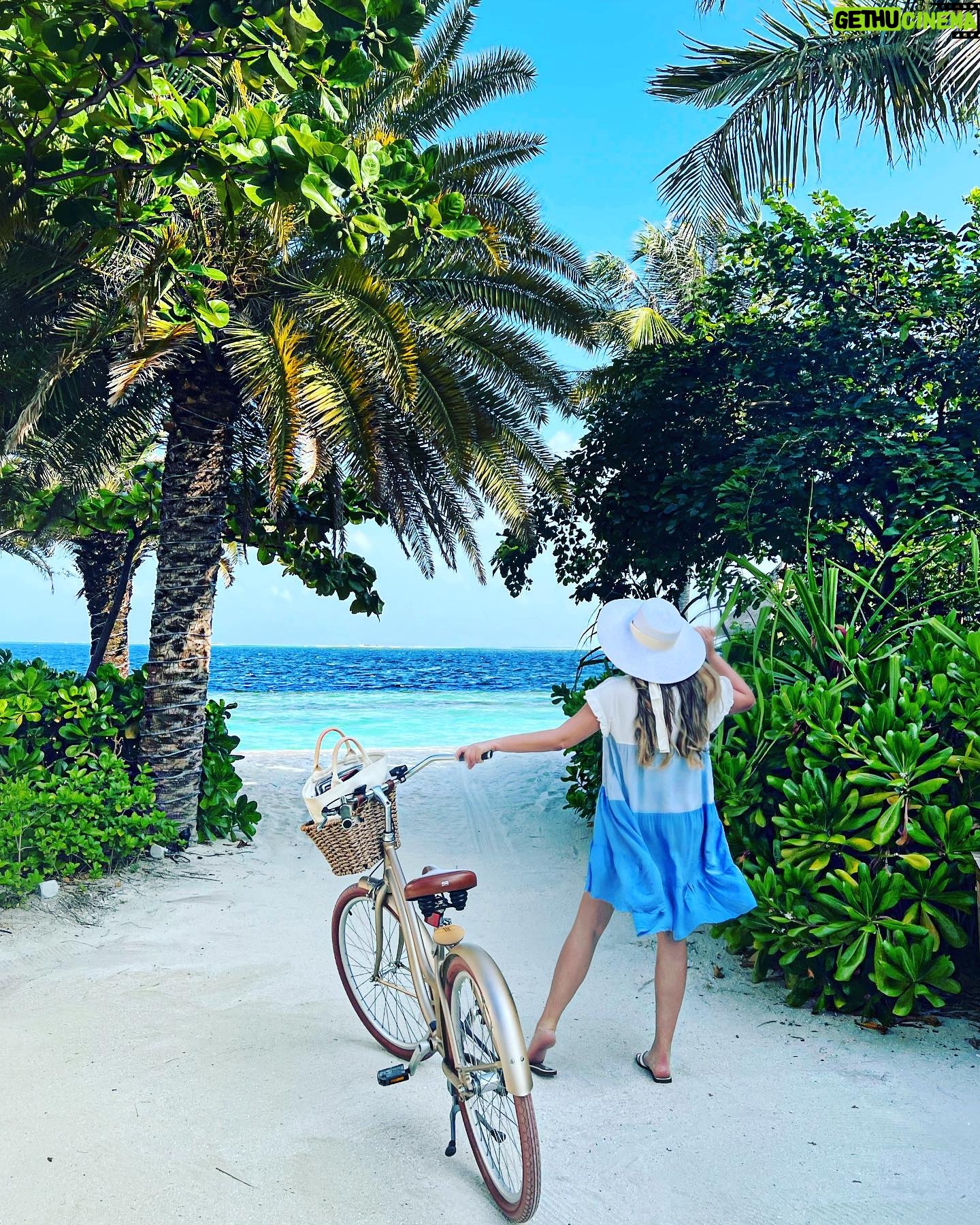 Irina Dubtsova Instagram - Доброе утро ☀️🌴❤️ Я вернулась в этот прекрасный отель с концертом 🤩🎄🍾🎉 С Рождеством всех, мои хорошие 🙏🏼 #моимальдивы #отпуск #работа #хочумогуделаю 🤩