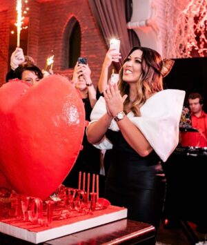 Irina Dubtsova Instagram - Теперь меня друзья называют  сердцеедкой ❤️ У меня куча фоток, боюсь, заспамлю ленту 🤪 СПАСИБО всем моим друзьям за мой самый лучший праздник ! ❤️ Весело было так, что даже в 5 утра никто не хотел расходиться 😂 А за красоту праздника Спасибо самым лучшим моим @valeraatlant @shackirovajulia @lamareesvetlanaermolova @lamaree_restaurants и всем, всем, всем !!! ШИКАРНЫЙ Торт от гения @_alexkush ❣️ #деньрождения #хочумогуделаю