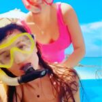Irina Dubtsova Instagram - Доброе утро ☀️🌴🤣 Коротко о нашем отношении к гламуру 😅🏖🤿 #отпуск #ненуачё #хочумогуделаю @dhigufaru 💙🌴☀️