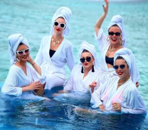 Irina Dubtsova Instagram - Думаете, я одна такая ? 🤣🤣🤣 Мои красотки 😎🥰 #девочки 🥰😎 @vselenaya @n_aznavur @olimpiadalipa @marina_radenko #отпуск #моимальдивы #хочумогуделаю 🏝💙☀️💗 @dhigufaru