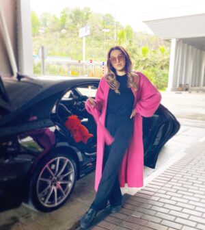 Irina Dubtsova Instagram - «Лучше нет приметы
Дождь в дорогу плачет 
В самолёте два часа 
И пляж 
Девочки мои
Я отменяю плач и слёзы 
Улыбнитесь 
Сочи наш» 😅 #любимаяработа #иринадубцова #хочумогуделаю #сочи 
Бомбический трикотажный костюм и кардиган @try.on.dress 💞 
Любимые мои, концерт ЧАСТНЫЙ 🤷🏻‍♀️😘Надеюсь , летом ситуация стабилизируется , и я приеду с сольником ❤️