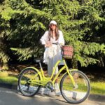 Irina Dubtsova Instagram - ❤️ Любите кататься на природе или в городе ? 😅 #electrabike #велосипед #лето #хочумогуделаю 🤩