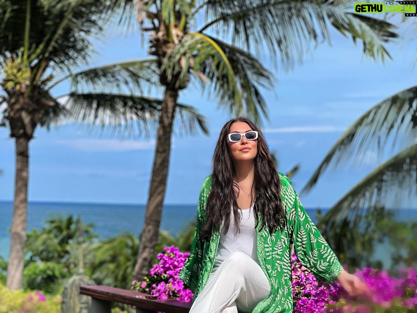 Irina Dubtsova Instagram - Обычный гастрольный день на краю света 😆🌴🥰 А эти обнимашки 🤗🤗🤗 тебе 😇 #хочумогуделаю #пхукет #любимаяработа #друзья